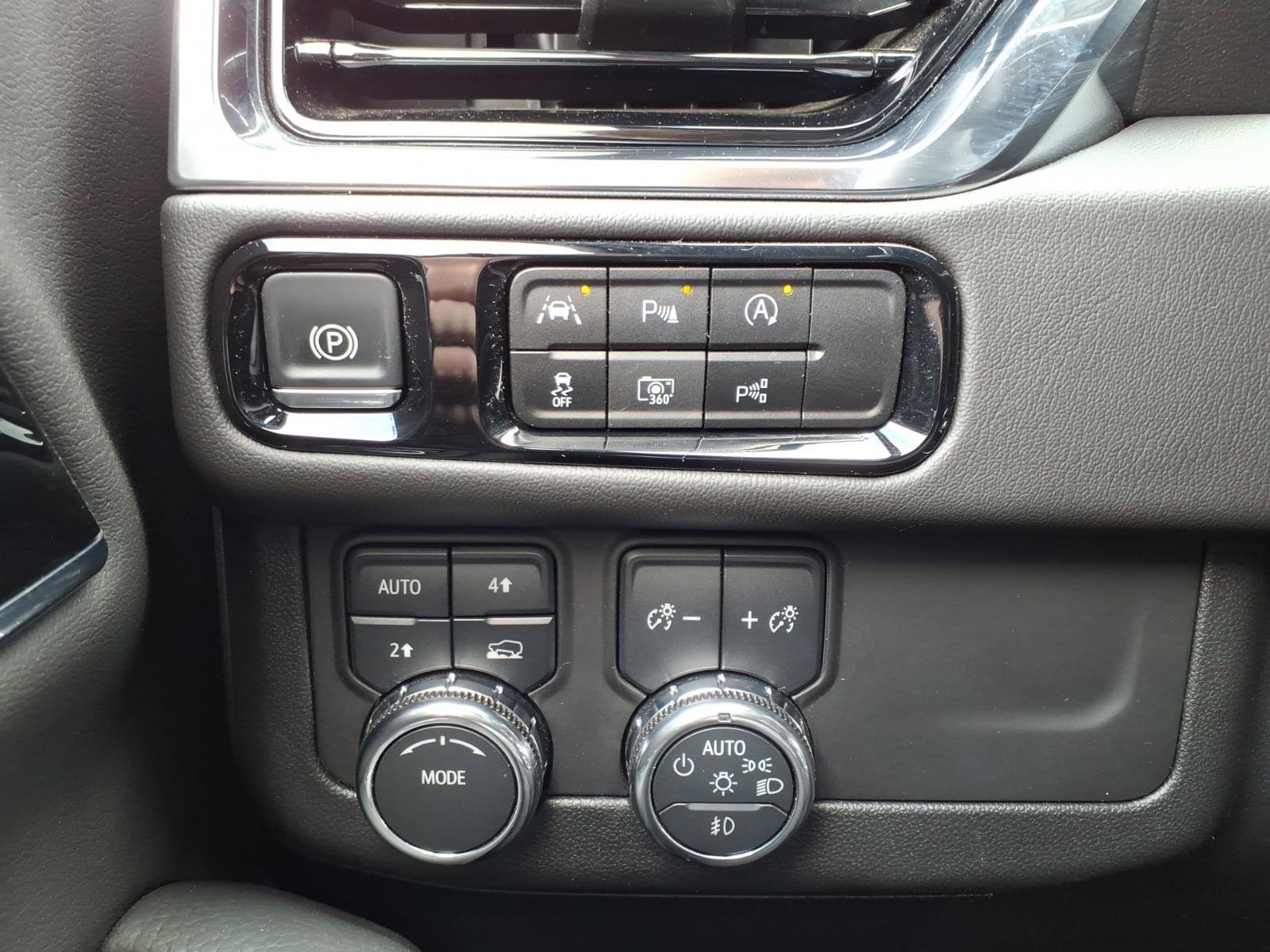 Used 2025 GMC Yukon XL Denali AWD/4WD image 24
