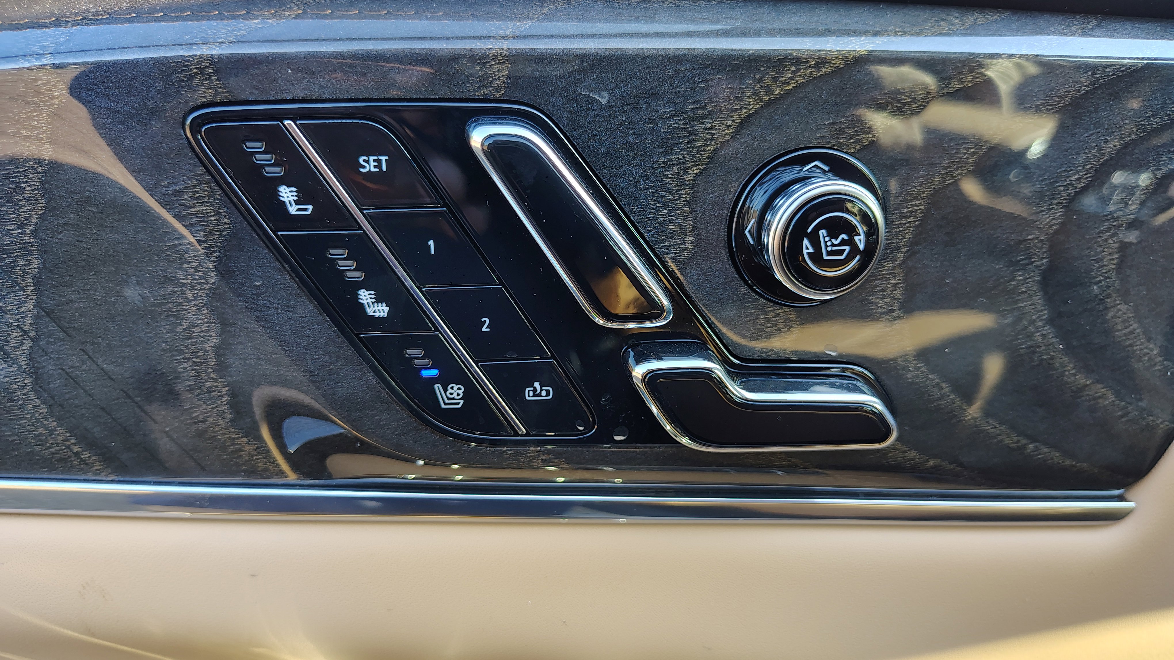 New 2025 Cadillac Escalade IQ Luxury 2 image 12