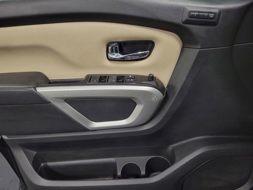 Used 2016 Nissan Titan SL image 22