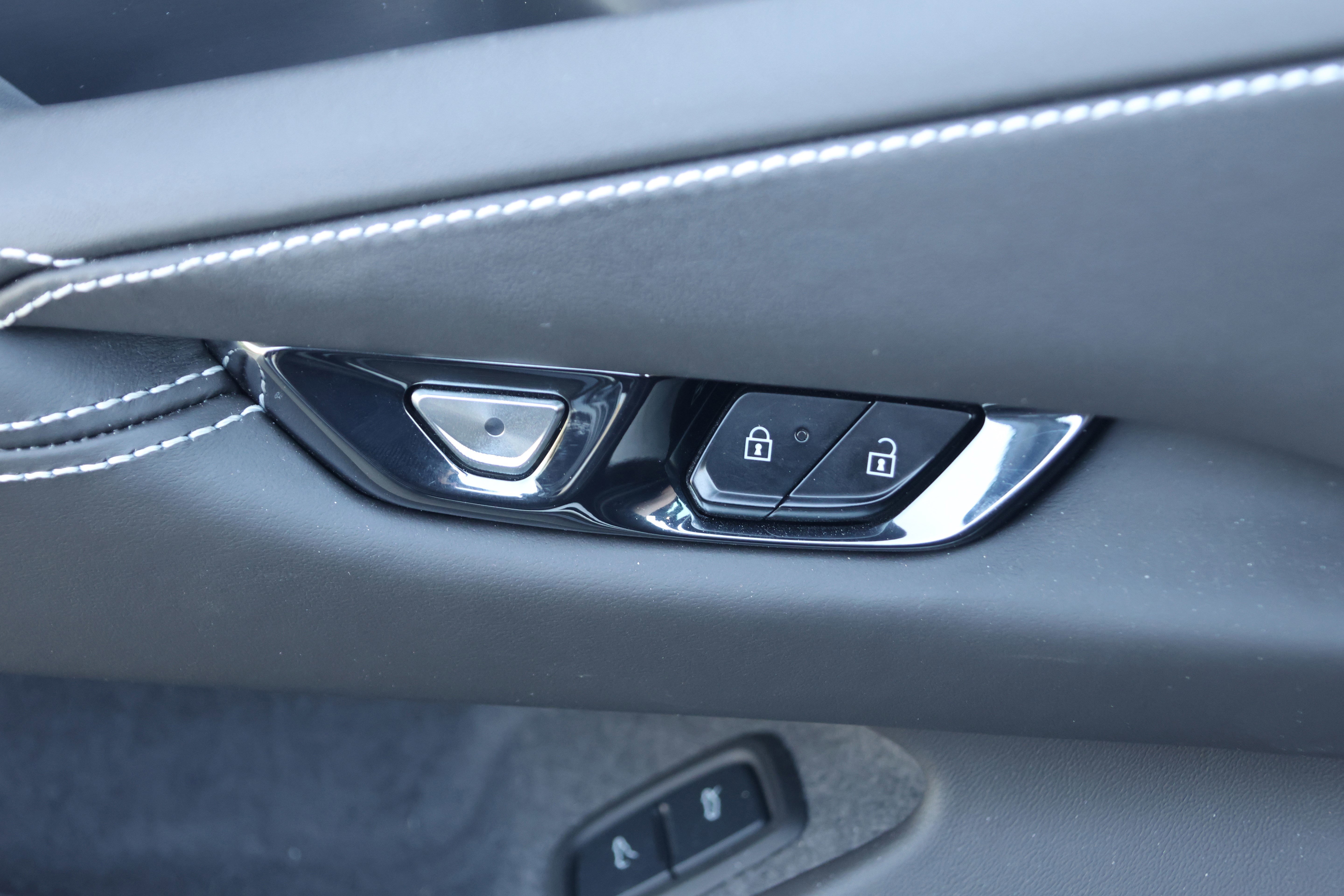 Used 2025 Chevrolet Corvette Stingray Premium Conv w/ Z51 Performance Package RWD image 15