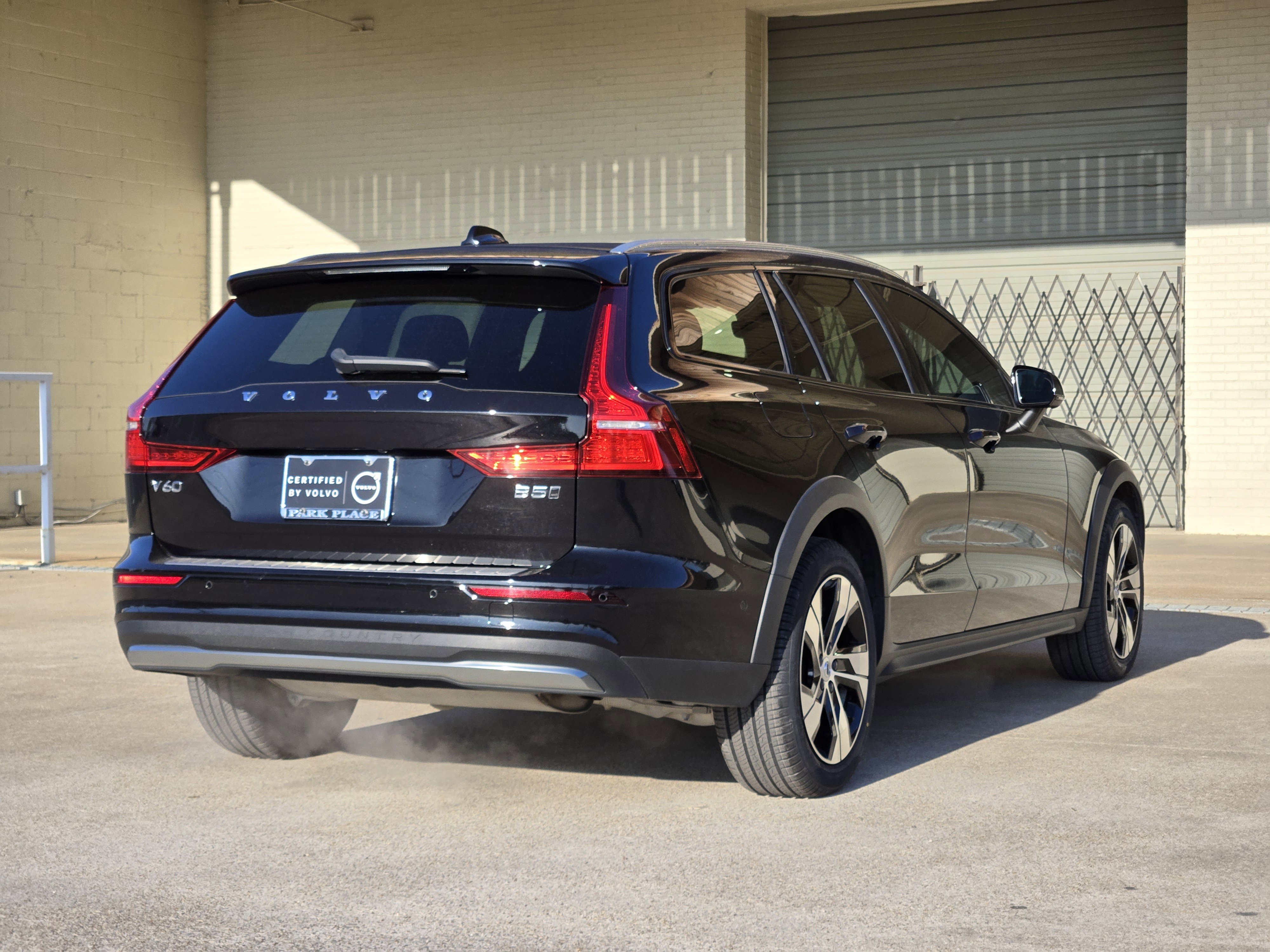 Certified 2023 Volvo V60 B5 Cross Country Plus w/ Climate Package image 9