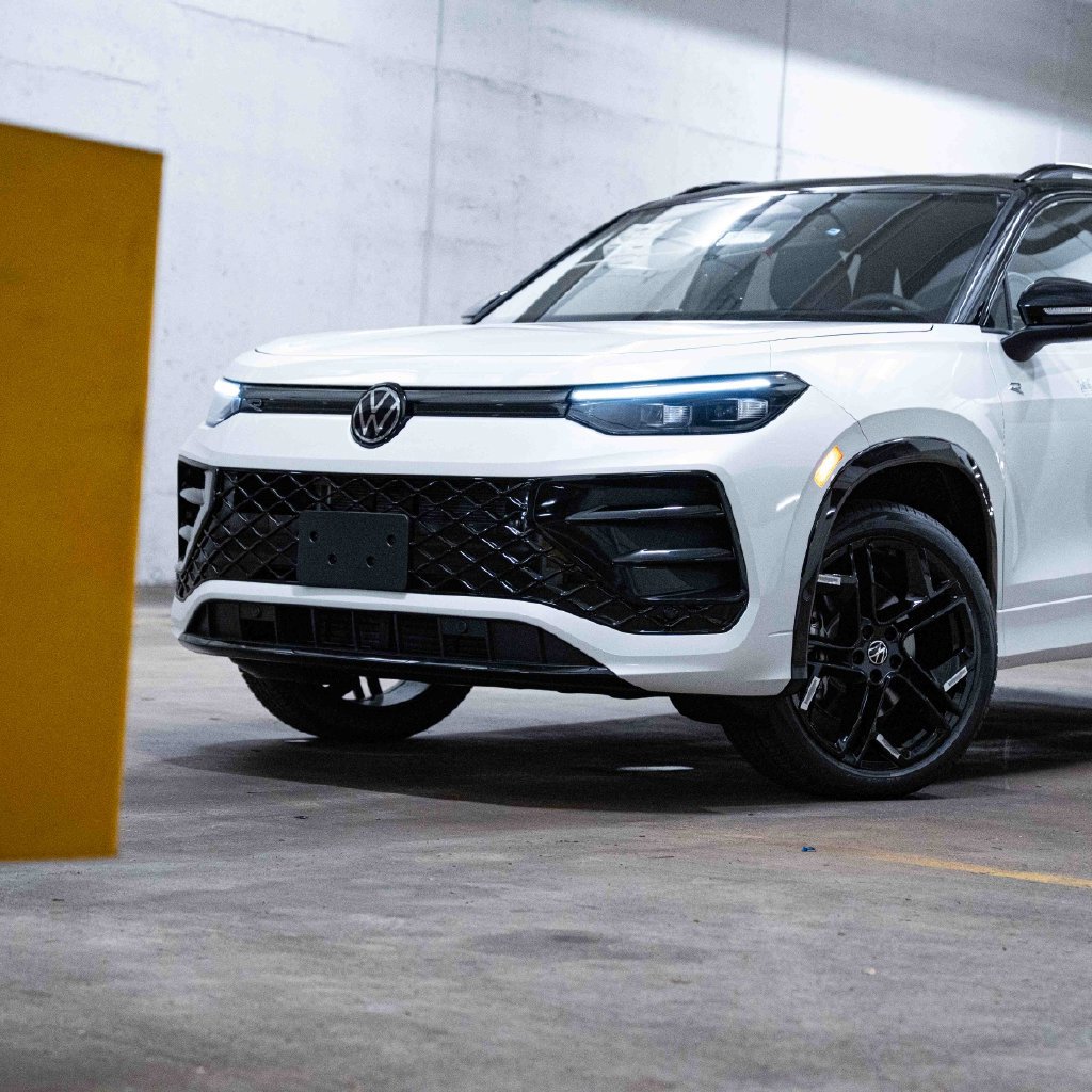 New 2026 Volkswagen Tiguan SE R-Line AWD/4WD image 2