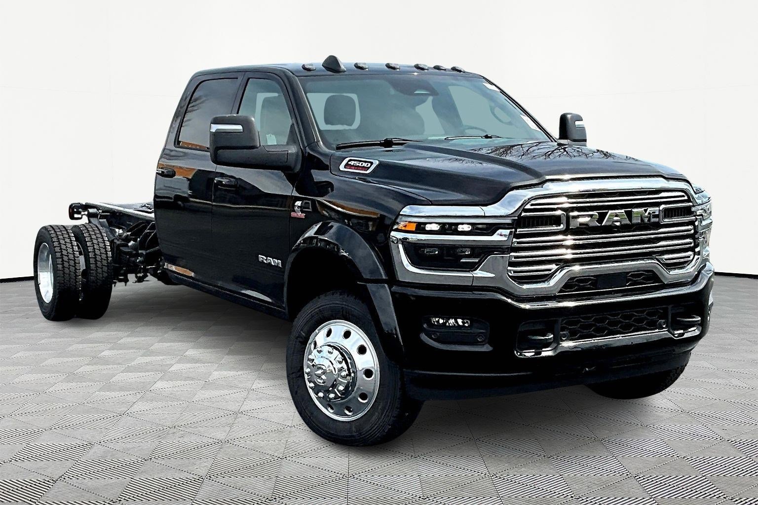 New 2026 RAM 4500 4x4 Crew Cab DRW image 3