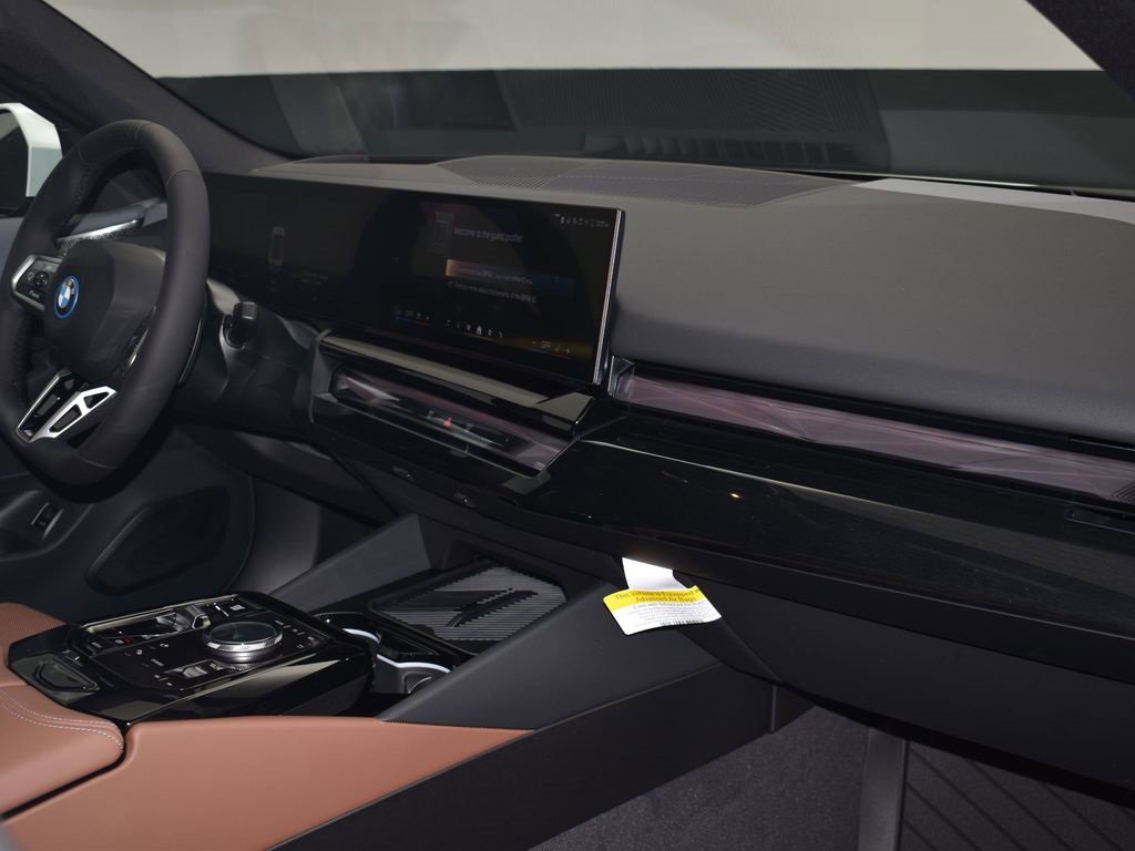 New 2026 BMW 550e xDrive w/ Premium Package image 22