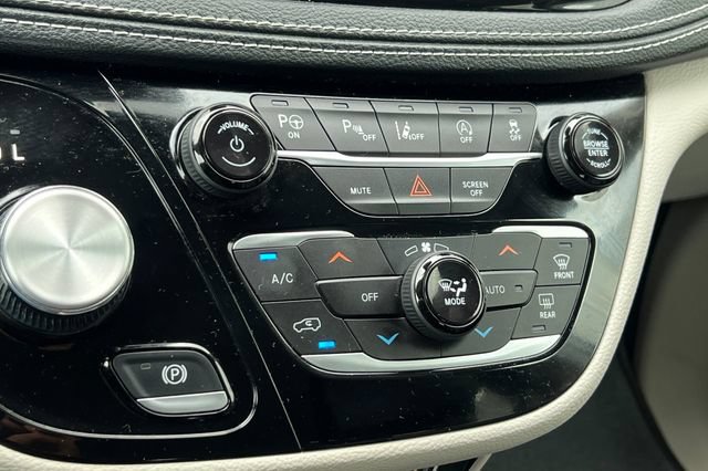 Used 2023 Chrysler Pacifica Touring-L AWD/4WD image 23