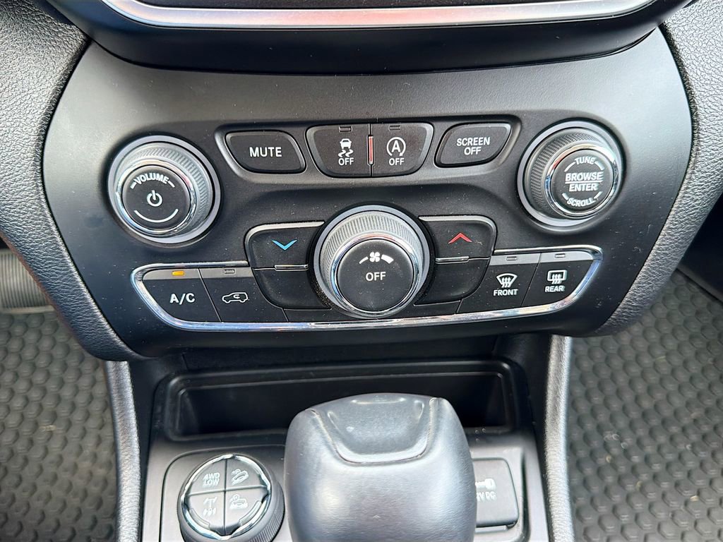Used 2020 Jeep Cherokee Trailhawk w/ Cold Weather Group AWD/4WD image 17