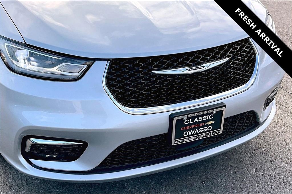 Used 2024 Chrysler Pacifica Touring-L image 32
