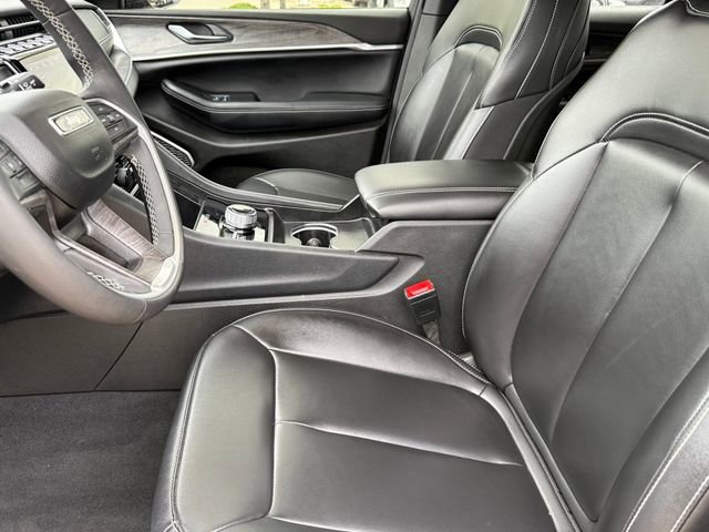 Used 2024 Jeep Grand Cherokee Limited w/ Black Appearance Package AWD/4WD image 10