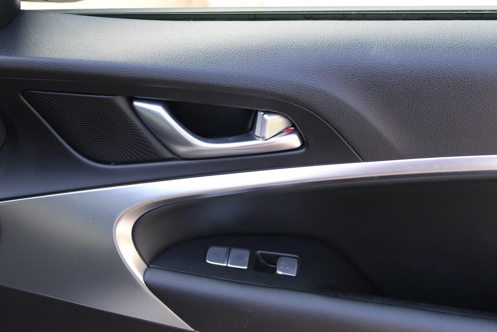 Used 2025 Genesis G70 2.5T image 21