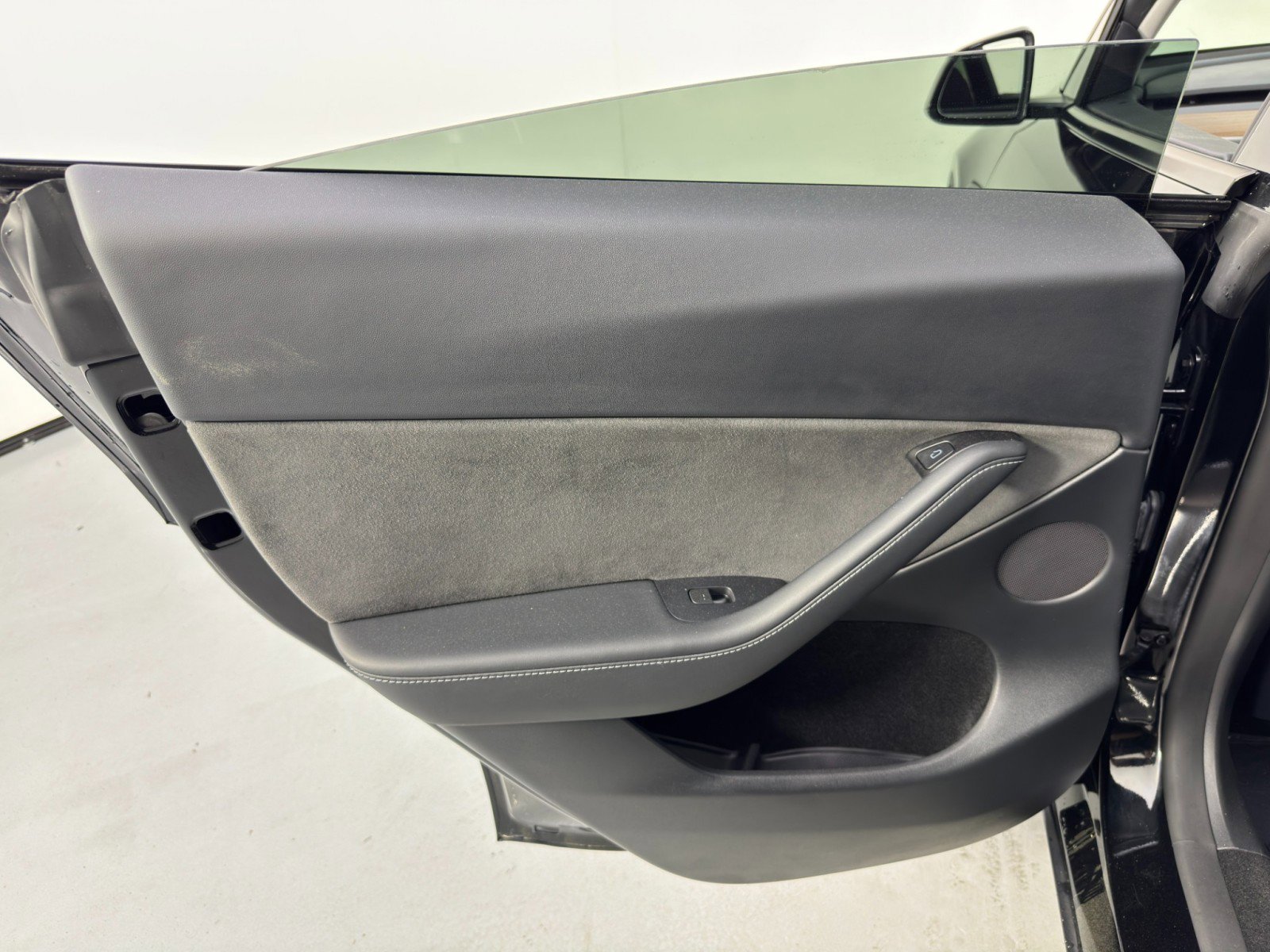 Used 2024 Tesla Model Y 2WD image 43