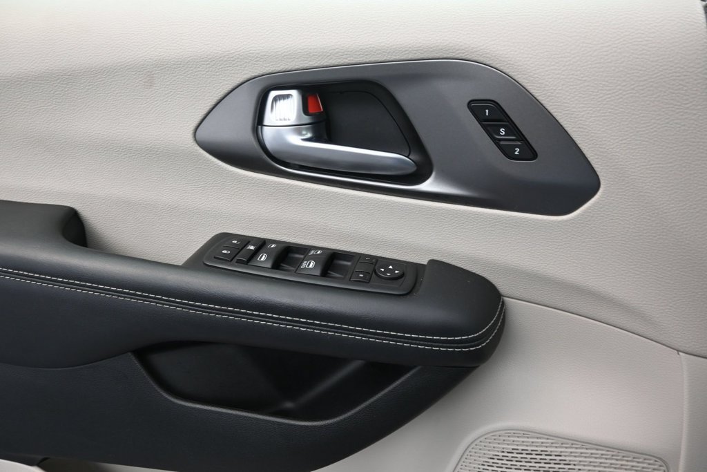 Used 2023 Chrysler Pacifica Touring-L FWD image 12
