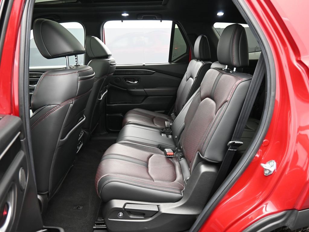 Certified 2025 Honda Pilot Black Edition image 37