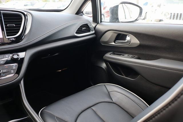 Used 2024 Chrysler Pacifica Limited w/ S Appearance Package image 47