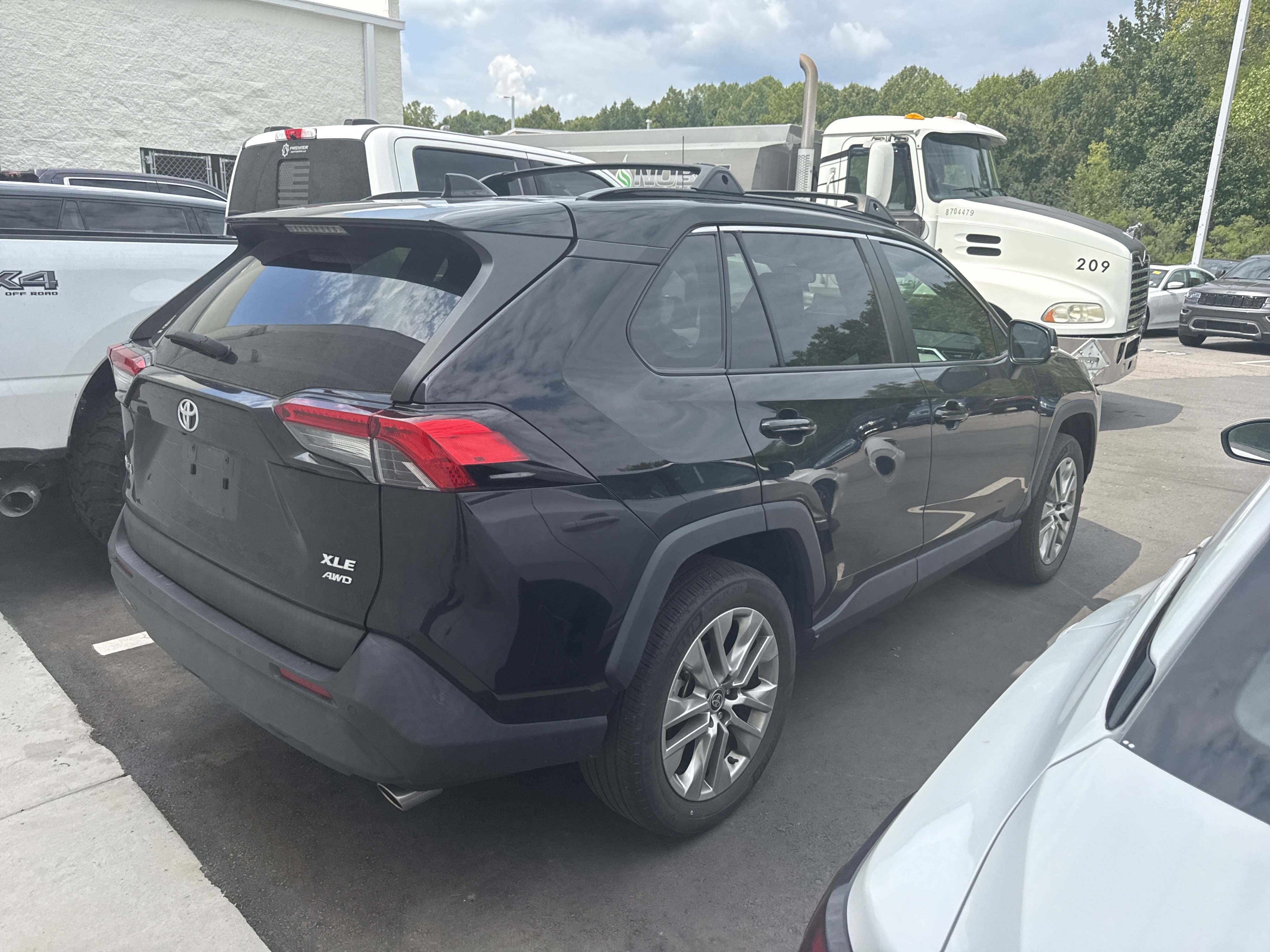 Used 2023 Toyota RAV4 XLE Premium AWD/4WD image 41