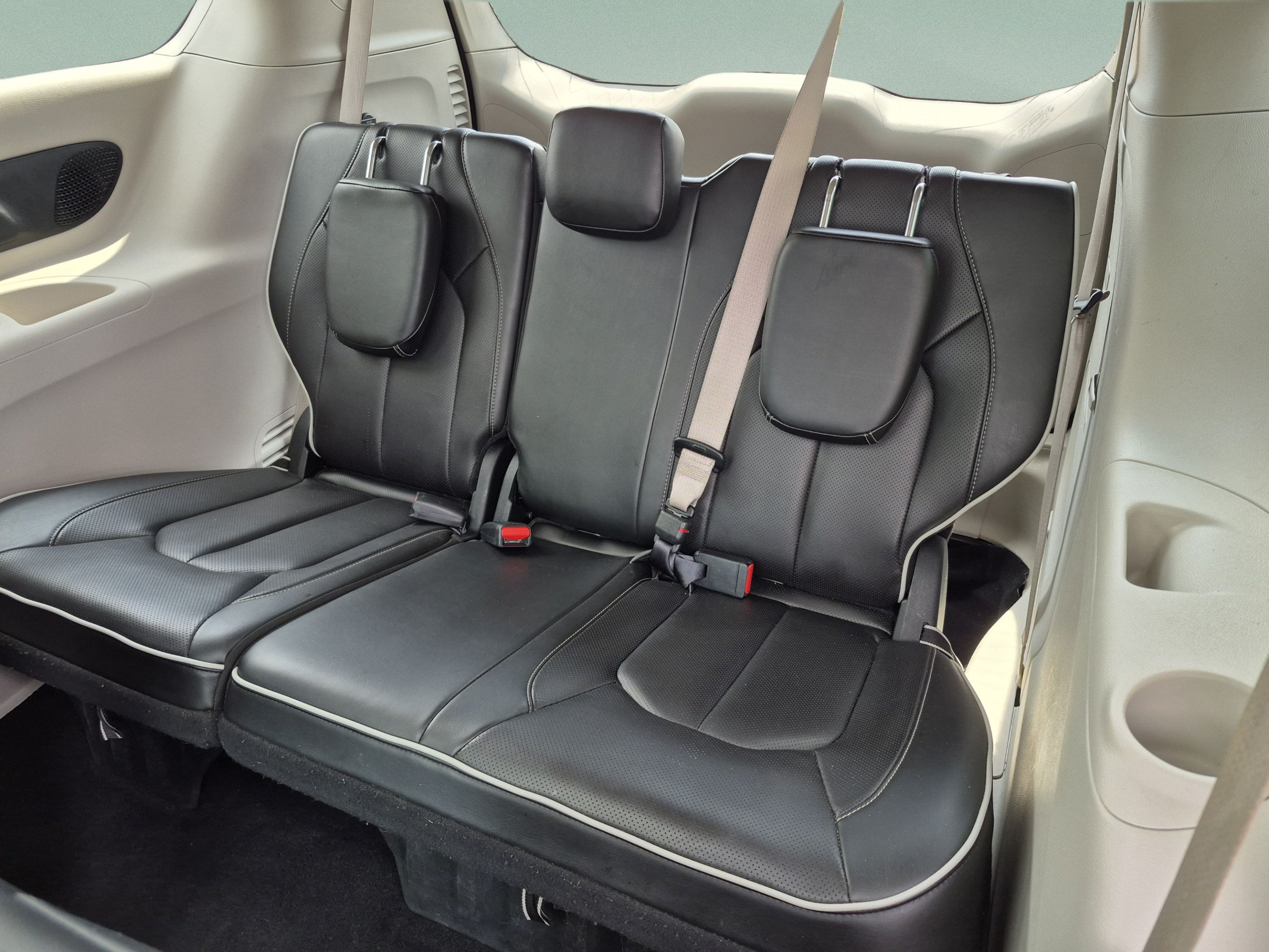 Used 2023 Chrysler Pacifica Limited FWD image 19