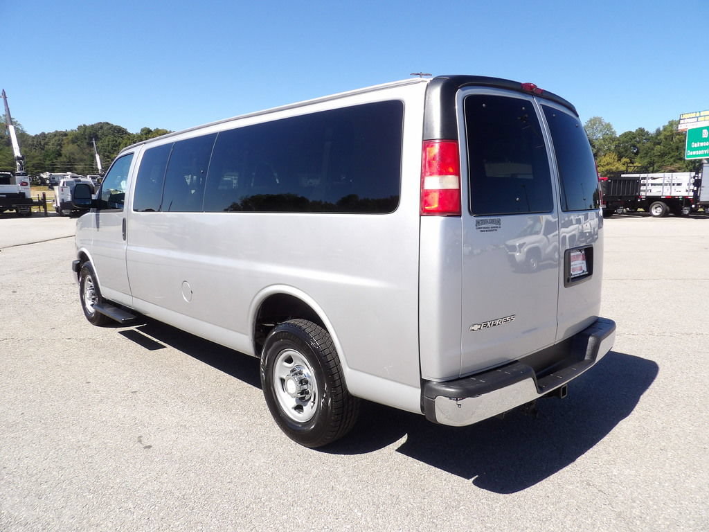 Used 2017 Chevrolet Express 3500 LT w/ LT Preferred Equipment Group RWD image 3