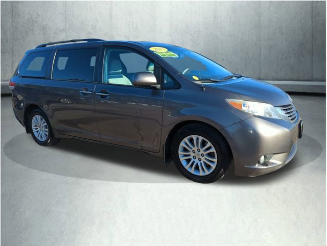 Used 2013 Toyota Sienna XLE w/ Entertainment Pkg image 7