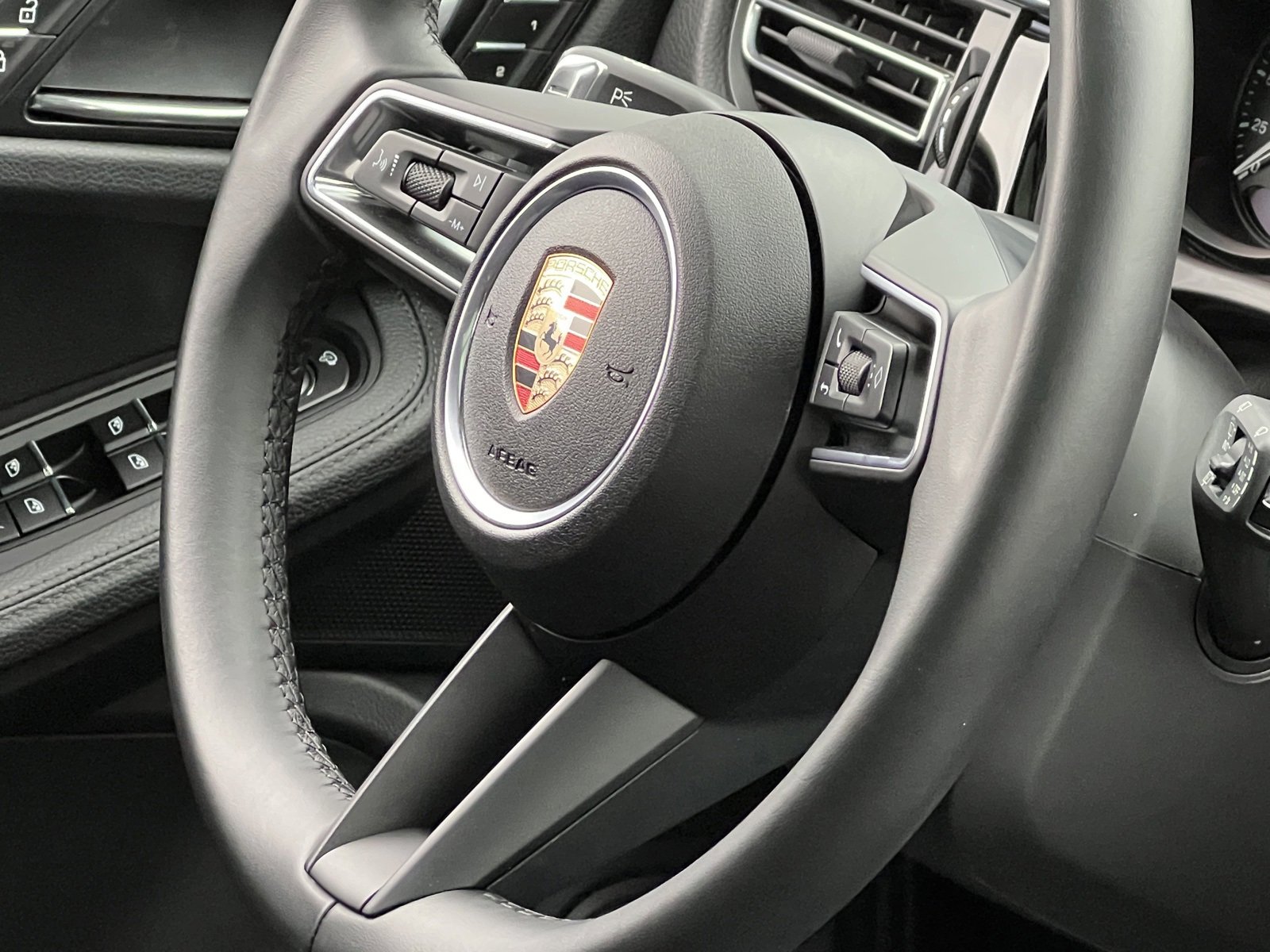 Certified 2025 Porsche Macan image 34