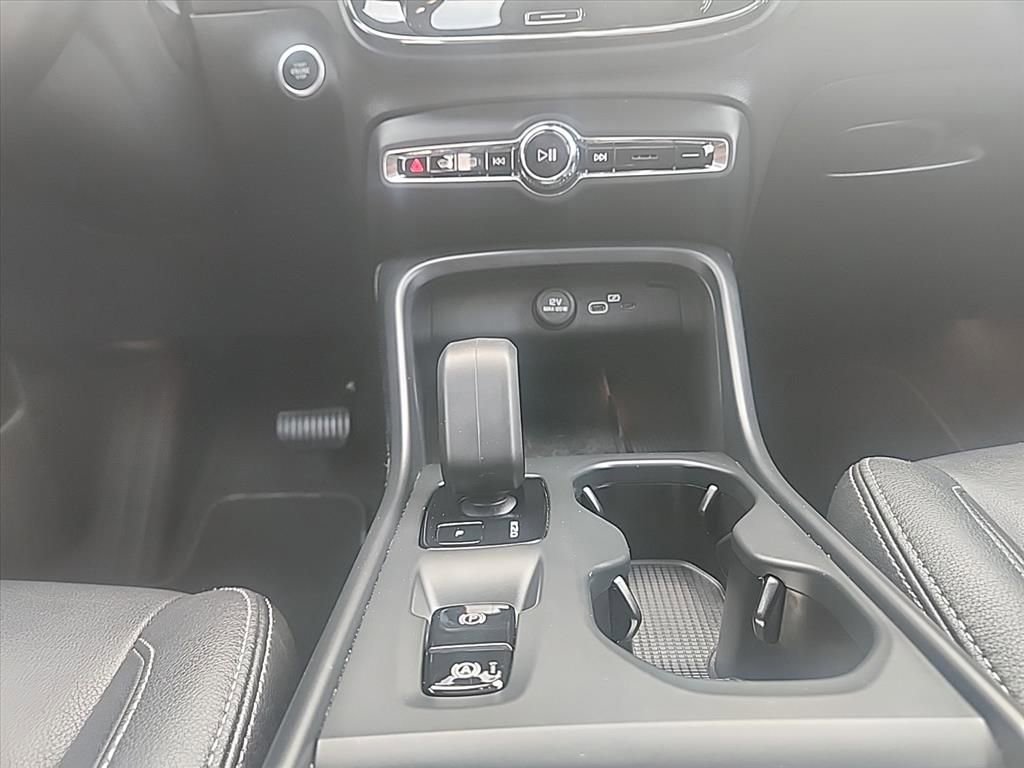Certified 2025 Volvo XC40 B5 Core AWD/4WD image 32