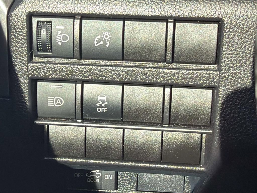 Certified 2025 Toyota Tacoma SR5 image 21