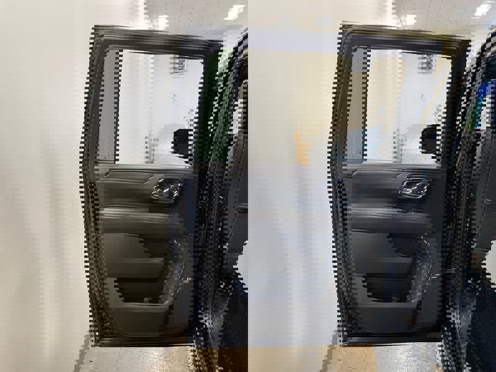 Used 2024 GMC Yukon XL AT4 w/ Technology Package image 8