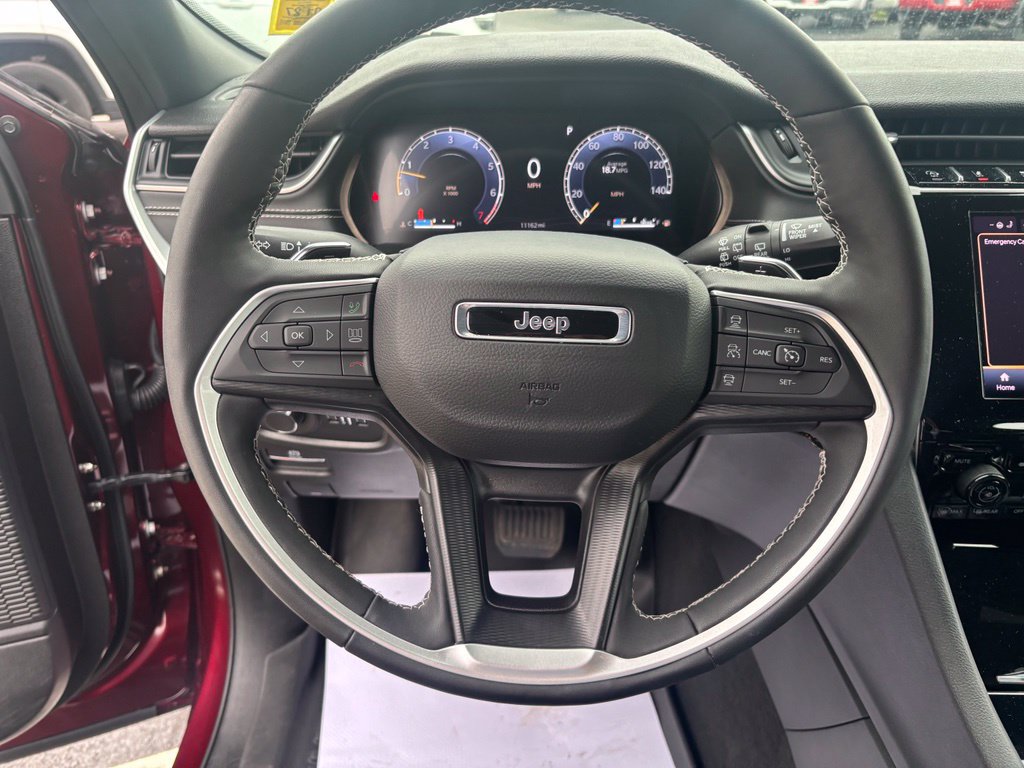 Used 2025 Jeep Grand Cherokee Altitude AWD/4WD image 13