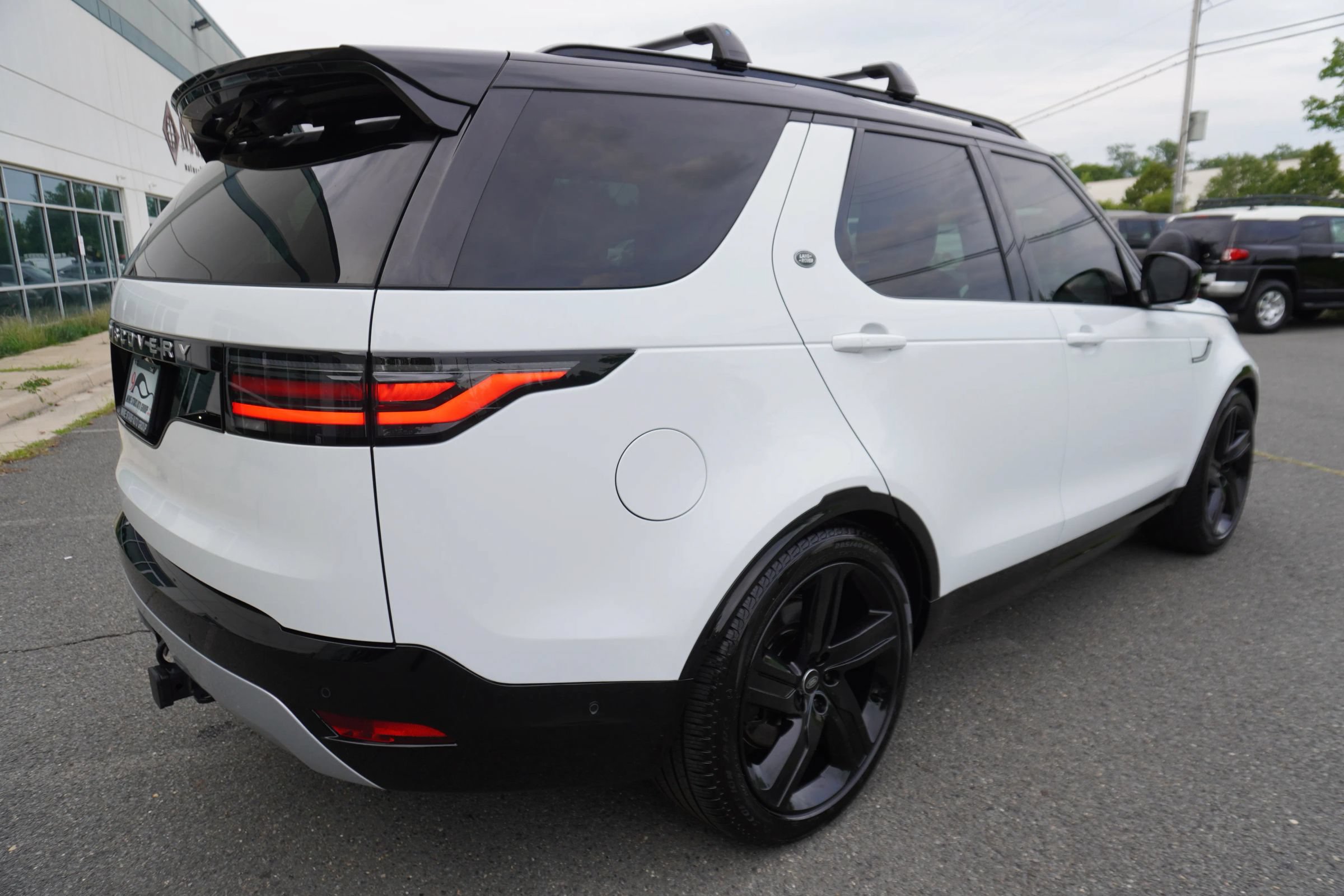 Used 2024 Land Rover Discovery Metropolitan Edition AWD/4WD image 7
