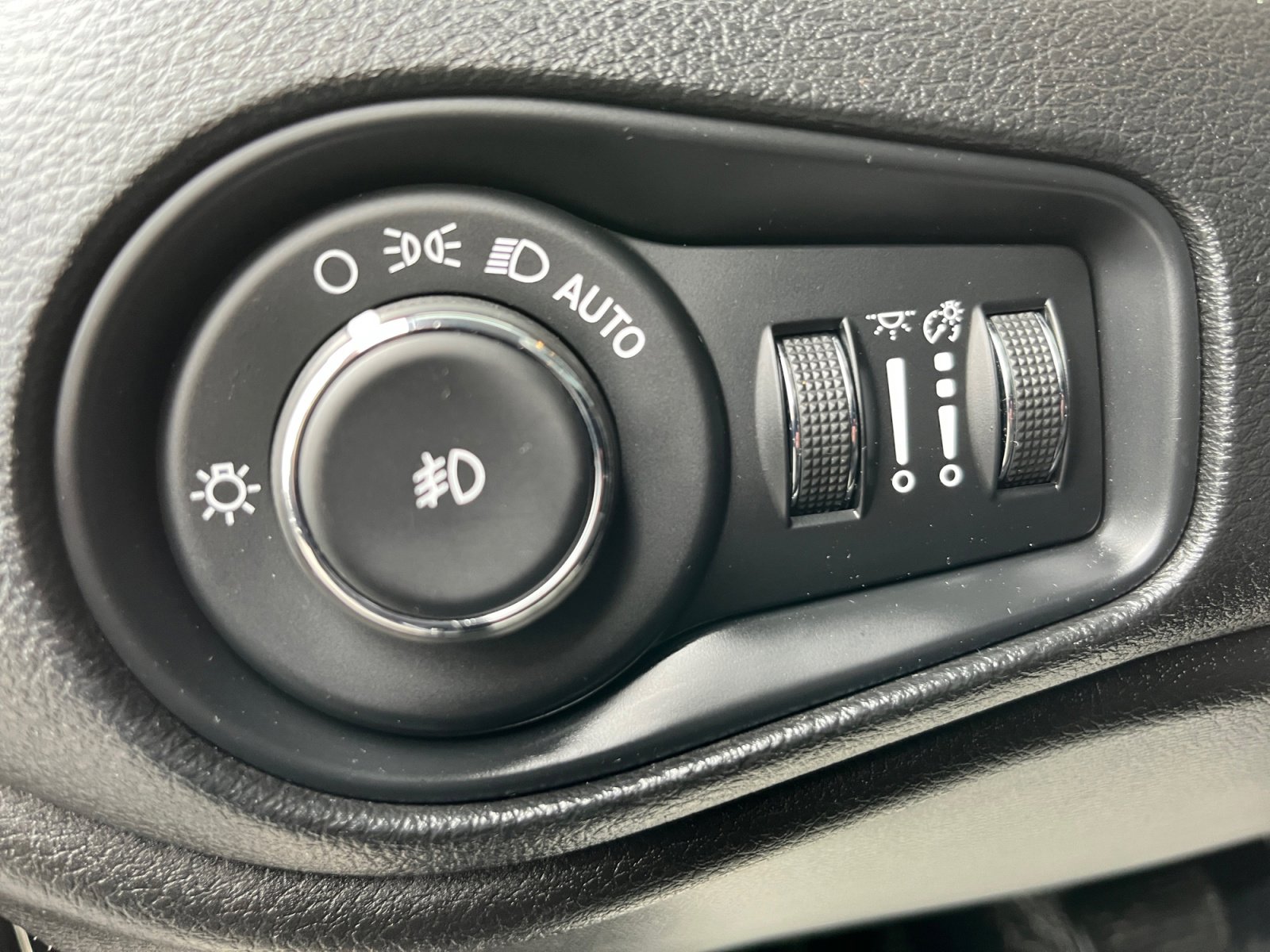 Used 2020 Jeep Renegade Latitude w/ Cold Weather Group image 31