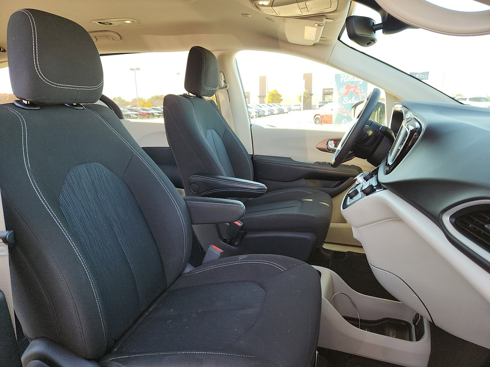 Used 2024 Chrysler Voyager LX image 15