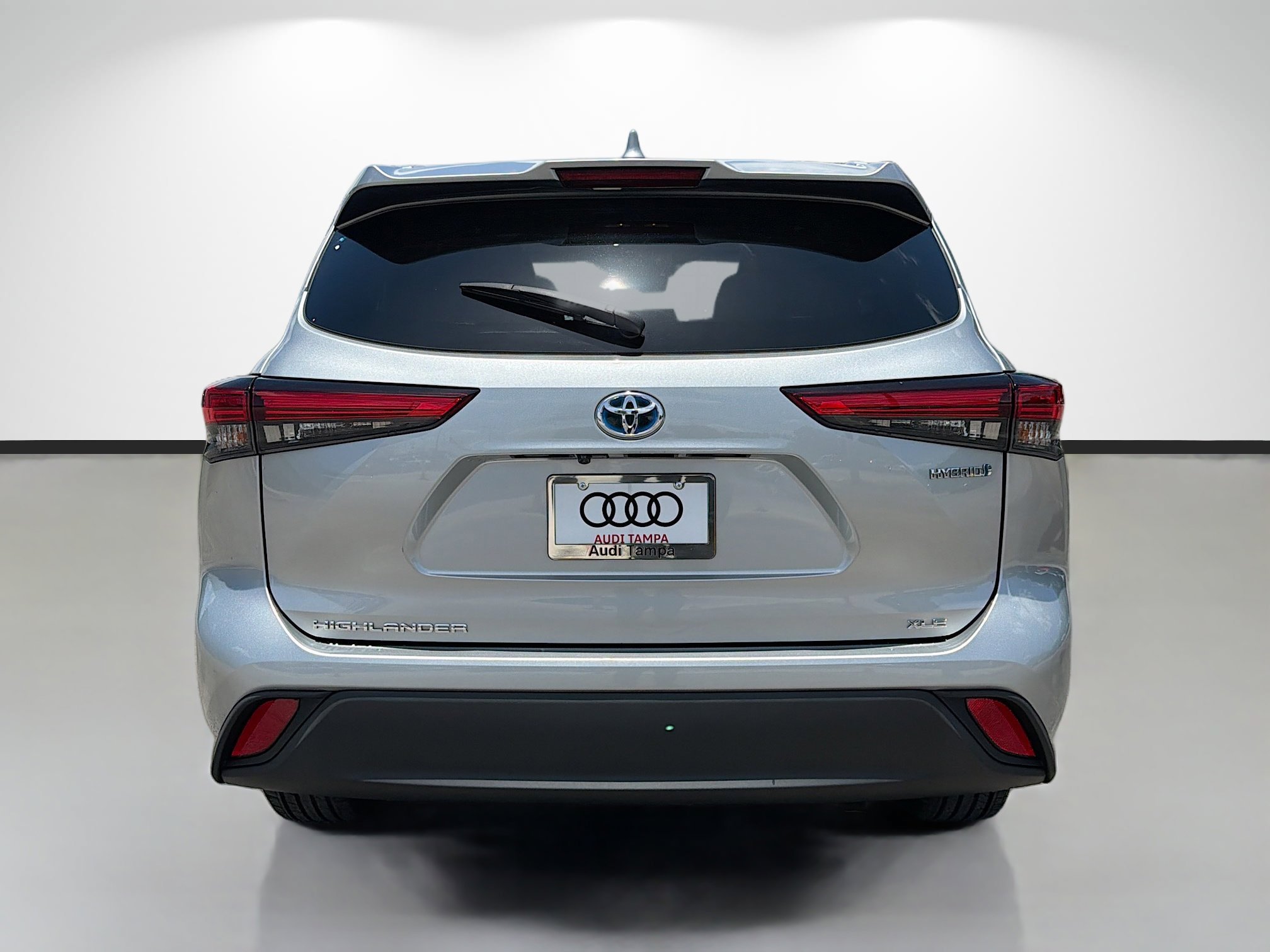 Used 2021 Toyota Highlander XLE AWD/4WD image 4