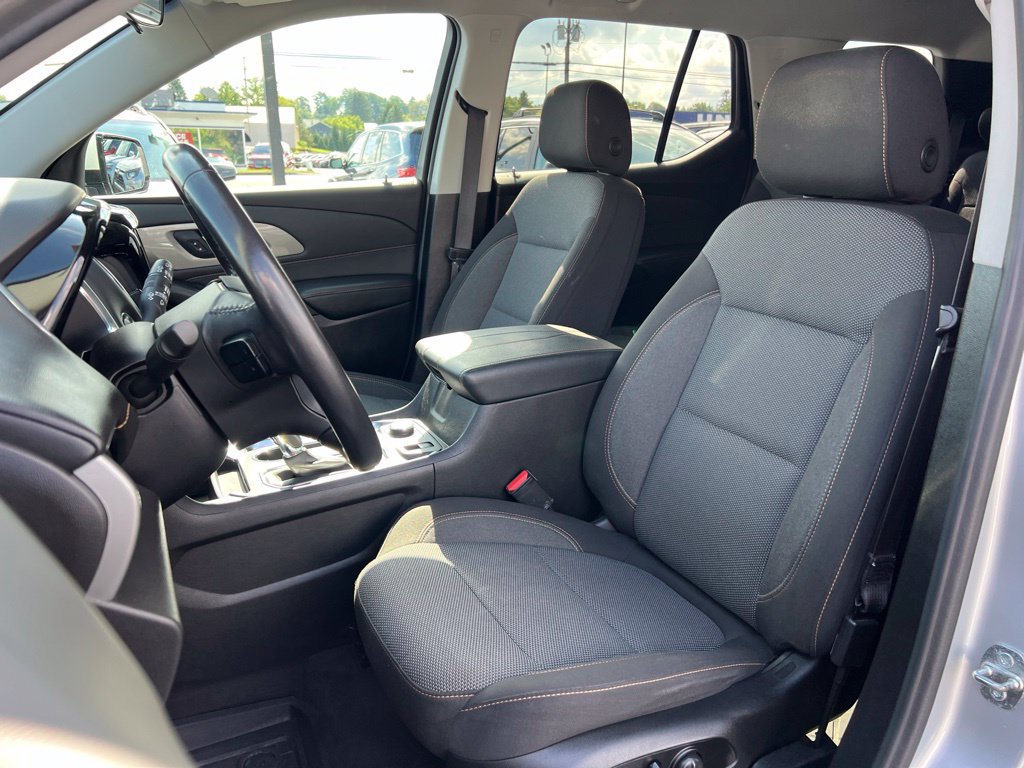 Used 2020 Chevrolet Traverse LT w/ Driver Confidence II Package AWD/4WD image 17