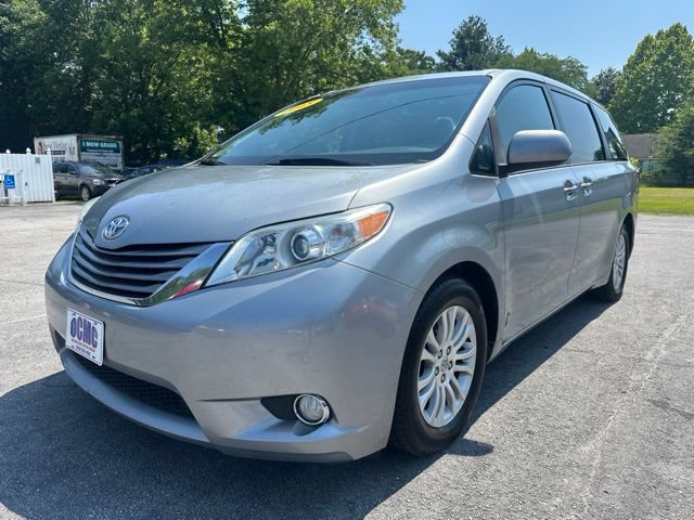 Used 2015 Toyota Sienna XLE w/ XLE Navigation Package FWD image 3