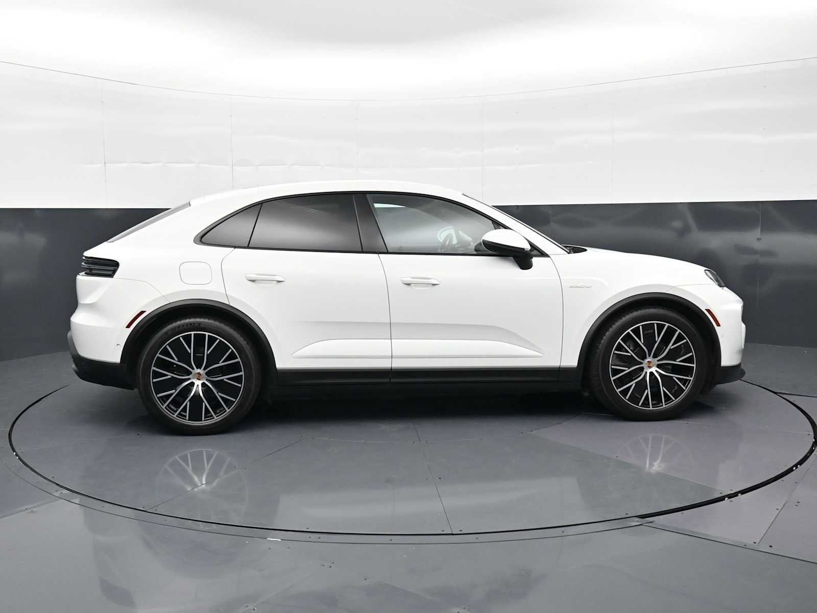 Certified 2025 Porsche Macan Electric RWD image 26