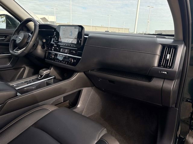 Used 2025 Nissan Pathfinder SL image 18