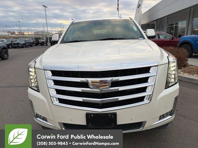 Used 2015 Cadillac Escalade Luxury image 2