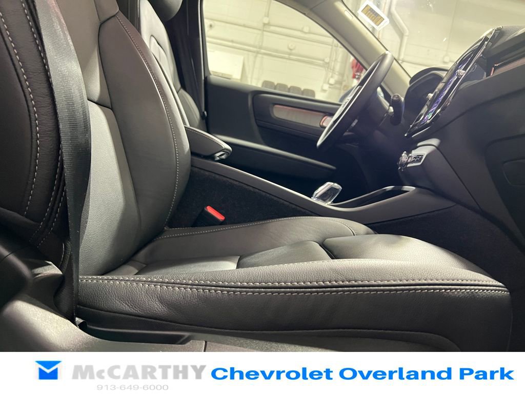 Used 2025 Volvo XC40 B5 Plus AWD/4WD image 32