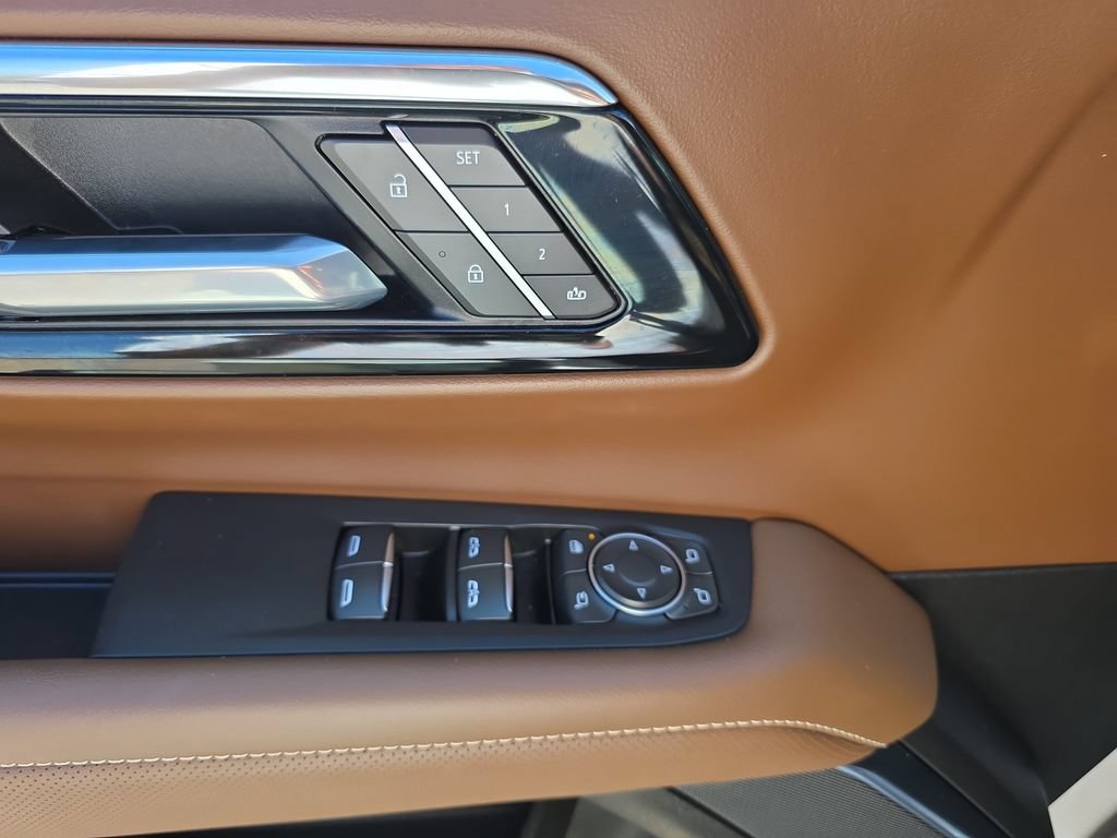 Used 2025 Chevrolet Tahoe High Country AWD/4WD image 21