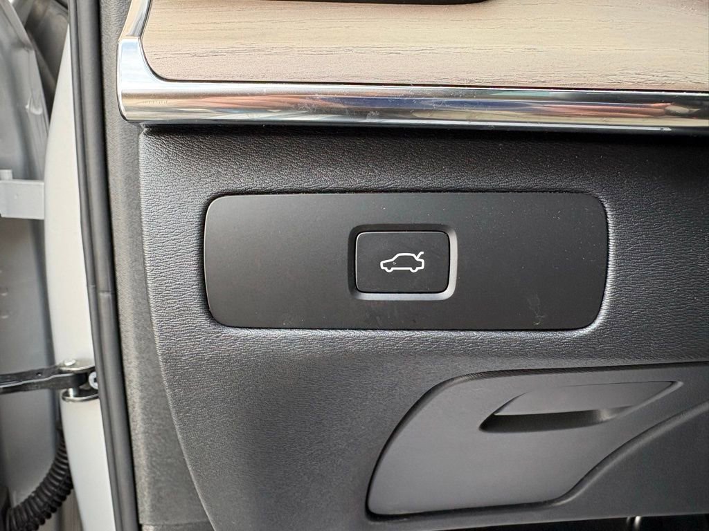 Used 2025 Volvo XC90 B6 Plus image 23