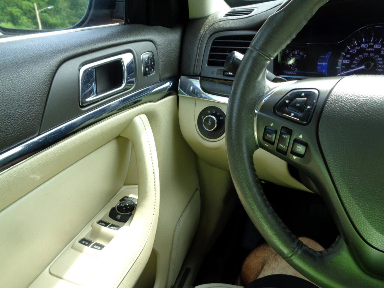 Used 2014 Lincoln MKS image 26