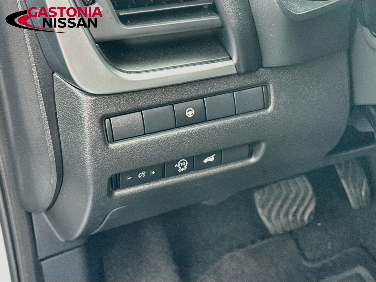 Used 2025 Nissan Rogue SV FWD image 13
