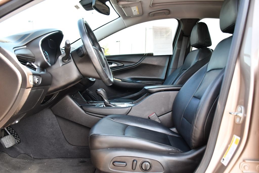 Used 2018 Chevrolet Malibu Hybrid w/ Leather Package FWD image 15