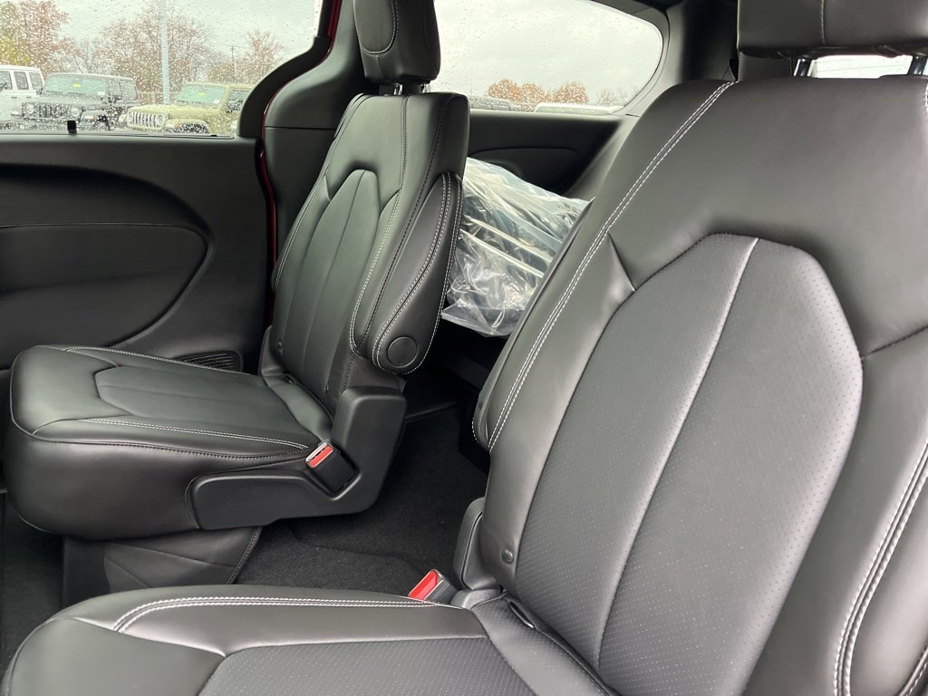 New 2026 Chrysler Pacifica Select image 35