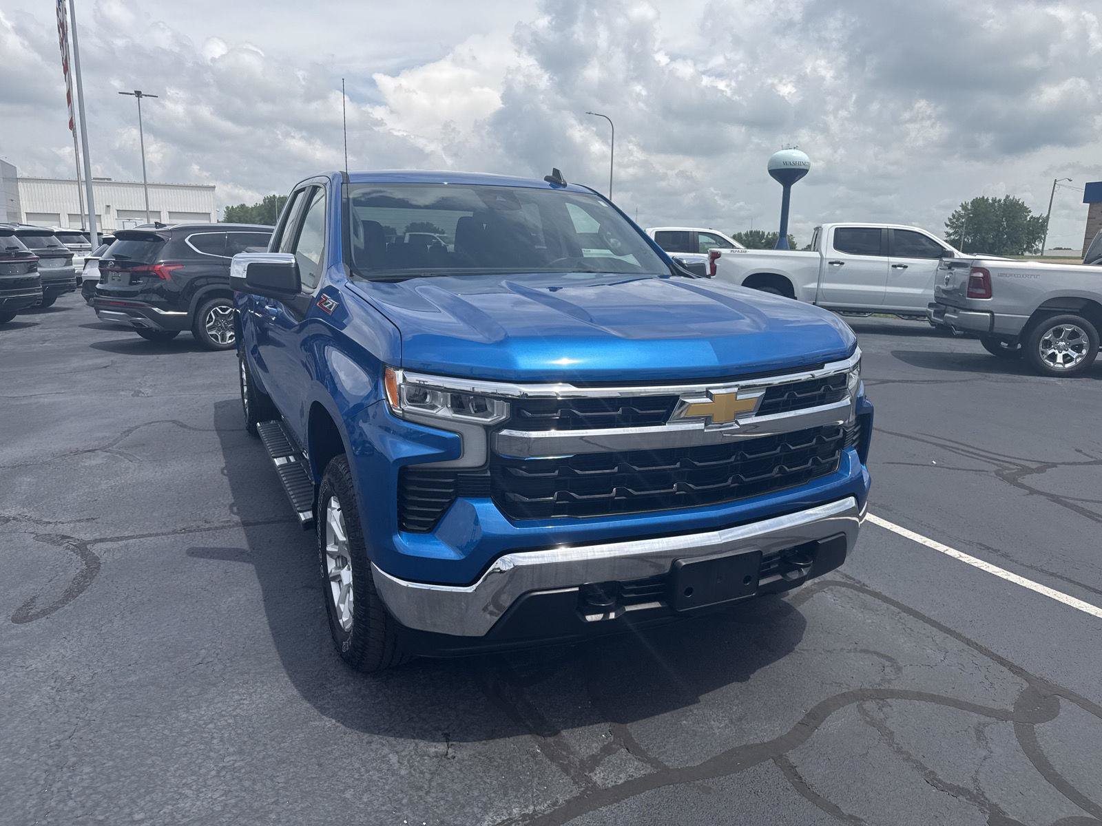Used 2023 Chevrolet Silverado 1500 LT w/ Z71 Off-Road Package AWD/4WD image 6