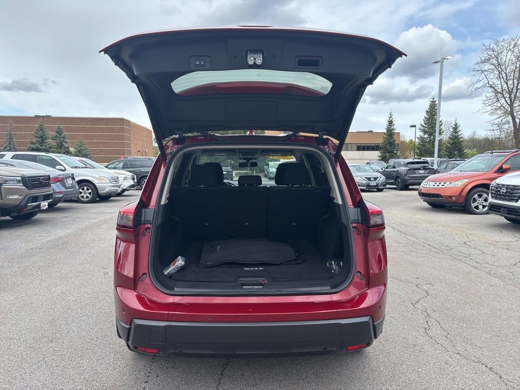 Used 2024 Nissan Rogue SV AWD/4WD image 9