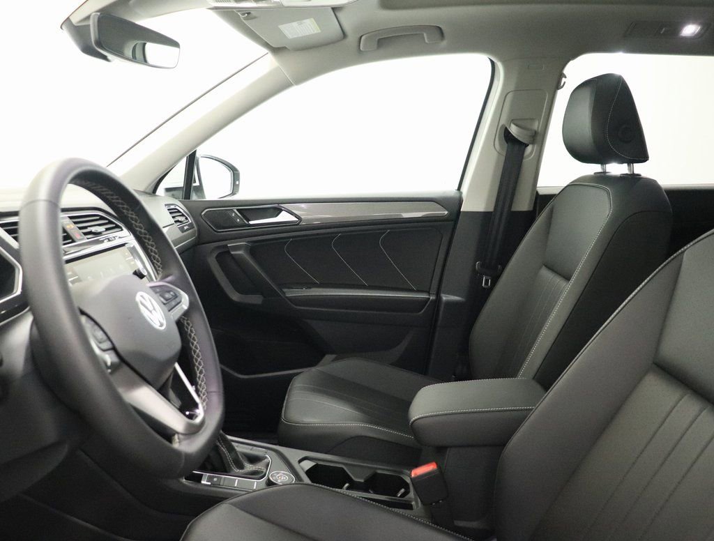 Used 2024 Volkswagen Tiguan SE w/ Panoramic Sunroof Package image 13