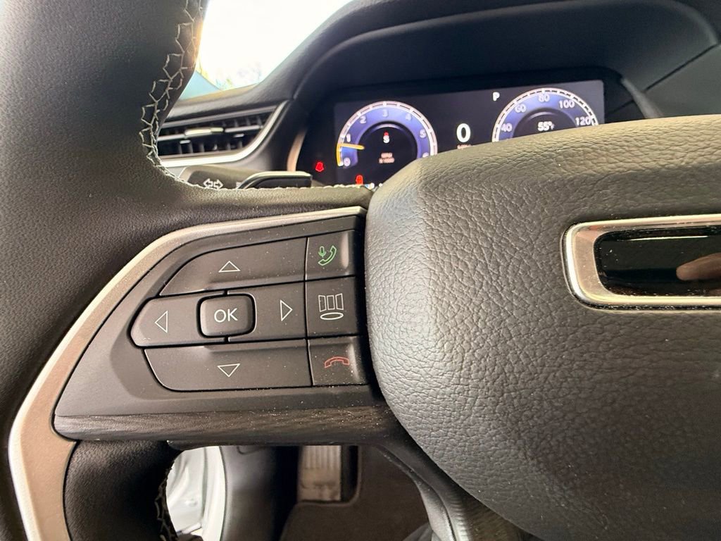 Used 2025 Jeep Grand Cherokee Altitude AWD/4WD image 26