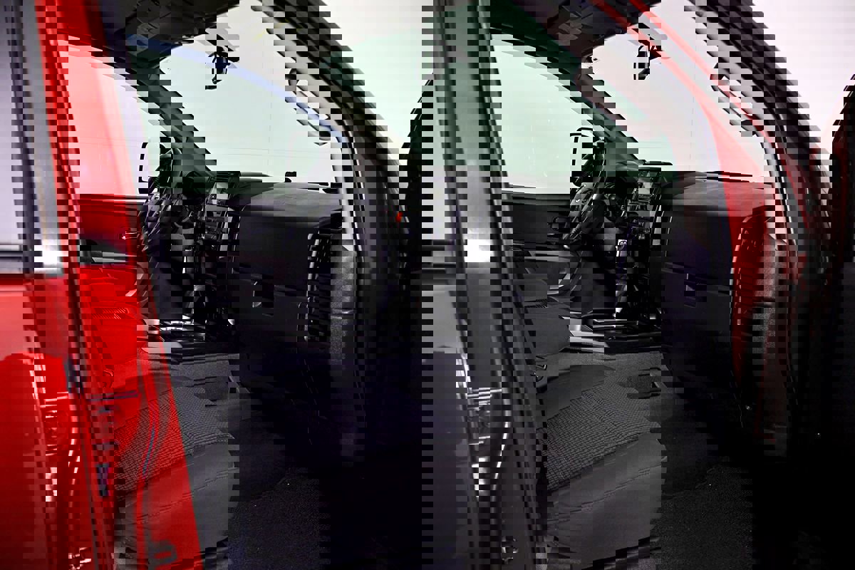 Used 2015 Nissan Titan SV image 31