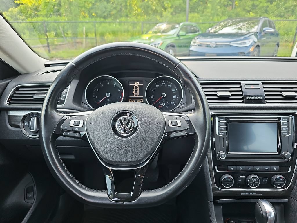 Used 2018 Volkswagen Passat 2.0T SE FWD image 12