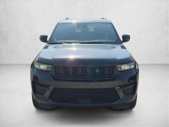 Used 2025 Jeep Grand Cherokee Altitude RWD image 2