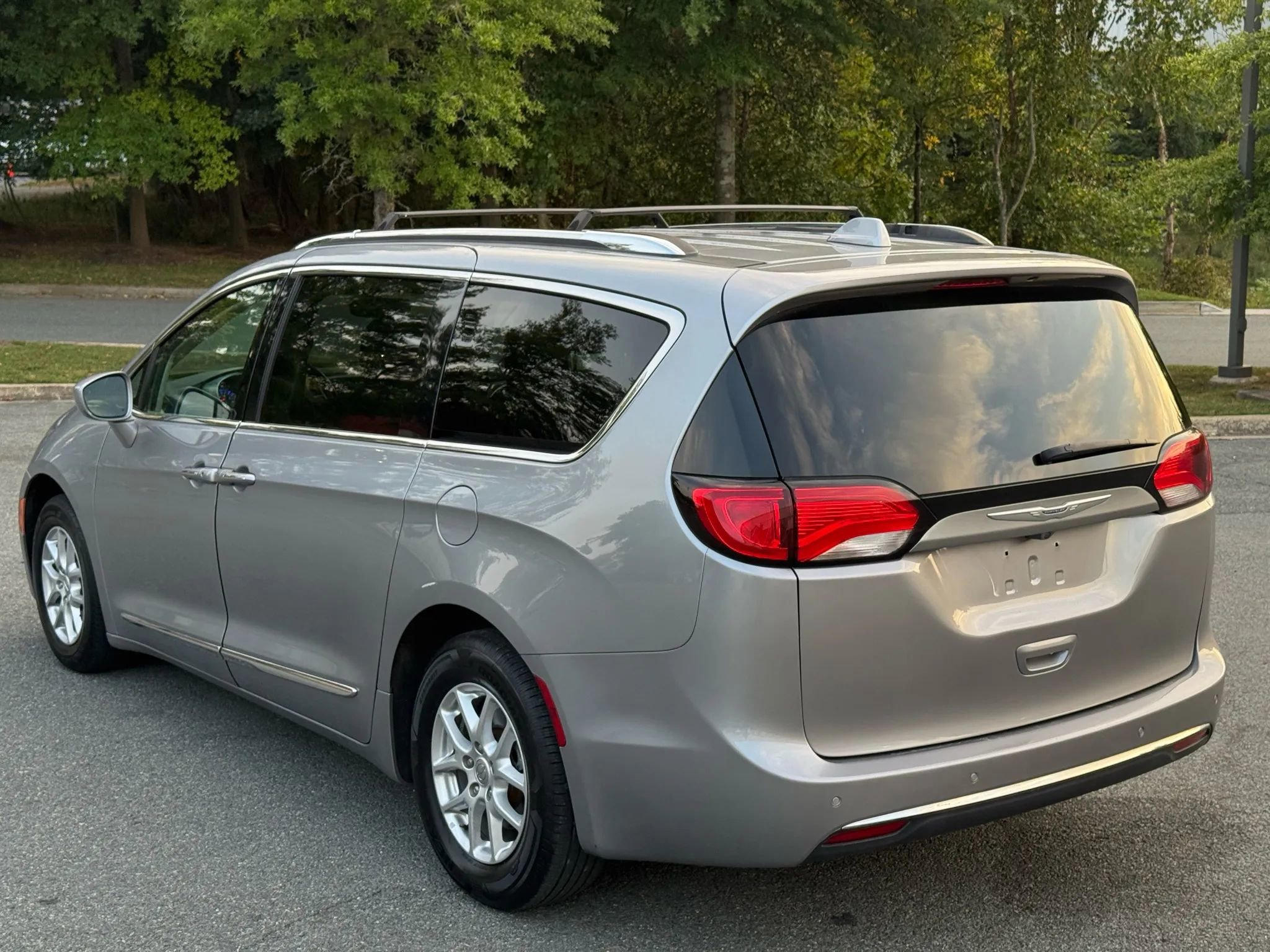 Used 2020 Chrysler Pacifica Touring-L image 4